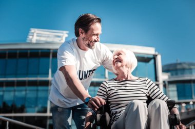 Mutlu güzel kadın gönüllü arıyor