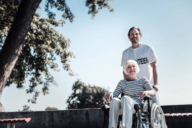 Güzel yaşlı kadının onun yürüyüş