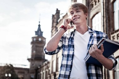 Güzel pozitif adam arama yapma