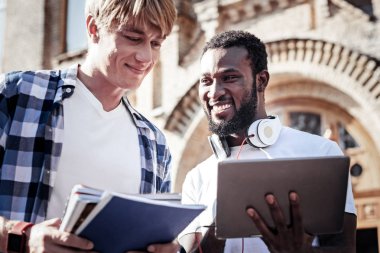 Tablet ekranına bakarak çok mutlu genç adam