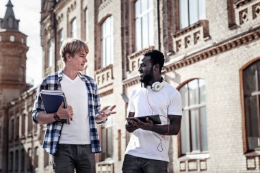 Birbirinizle konuşmak güzel erkek öğrenciler