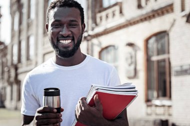 Neşeli mutlu adam sana bakmak