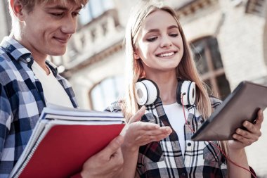 Birbirinizle konuşmak neşeli pozitif öğrenciler