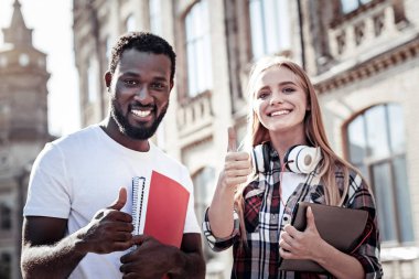 İyi bir ruh halinde olmak mutluluk pozitif öğrenci