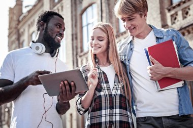 Neşeli pozitif öğrenciler birlikte ayakta