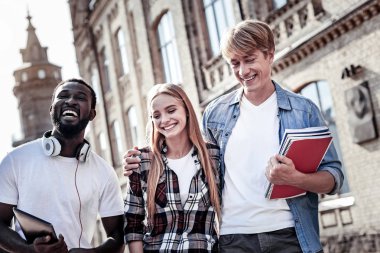 Gülen mutlu neşeli öğrenciler