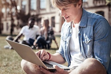 Bir düğmeye basarak neşeli iyi adam