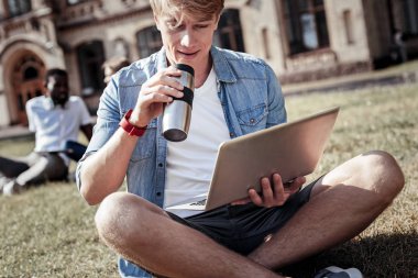 Güzel genç adam çay içme