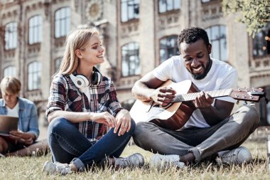 Bir şarkıyı çalmaya neşeli neşeli adam