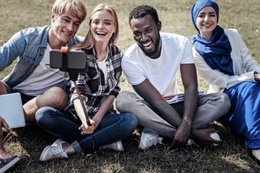 Selfie alan mutlu neşeli öğrenciler