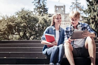 Pozitif genç adam bir resim gösteriliyor