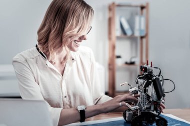 Sevimli kadın onun buluşu test