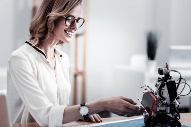 Neşeli kız onun telefon desteği sabitleme