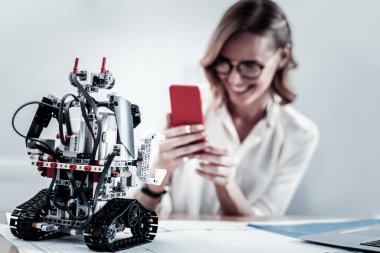 Masanın üzerinde duran modern oyuncak