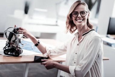 Robot ile oynarken çekici ofis çalışanı