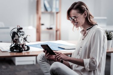 Yarı bulunduğu otururken neşeli kadın geçerken bacakları