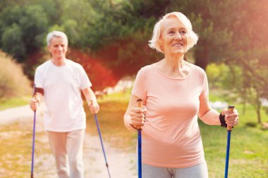 Kocası ile yürüyen memnun yaşlı kadın