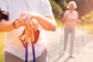 Koltuk değneği dinlenme eller yaşlı adam