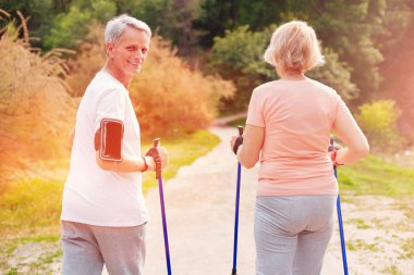 Neşeli yaşlı aile birlikte yürüyüşe sahip
