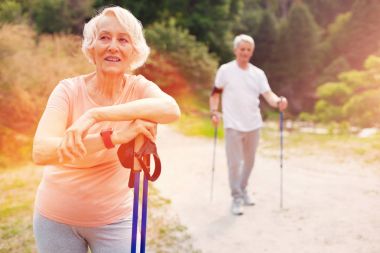 Düşünceli yaşlı kadın uzağa arıyorsunuz