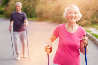 Gülümseyen kadın kocasıyla yürüyüş