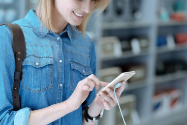 O kullanarak el ile yakın çekim smartphone