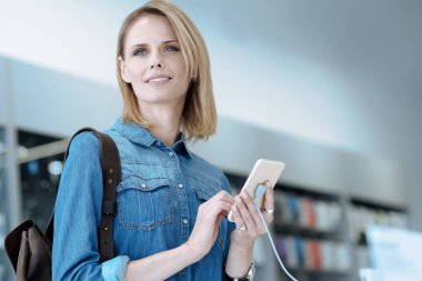 Kendine güvenen kadın kullanım yeni gadget zevk