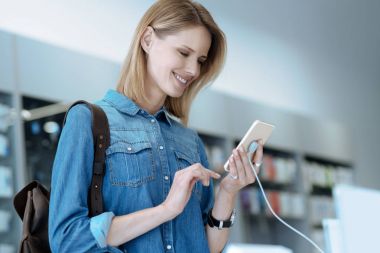 Gizemli sarışın satın alma bu smartphone