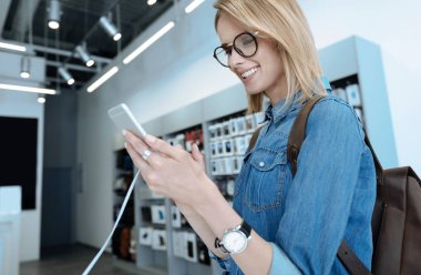 Çekici sarışın Smartphone kendisi için seçme