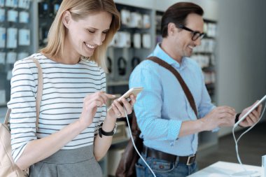 Çekici kız oynarken pozitif ifade