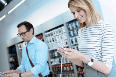 Kendine güvenen kadın telefon yeni modeli sınama