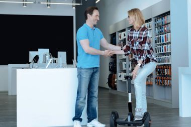 Neşeli kız Segway test edecek