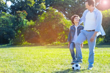 Futbol oynadıktan sonra sevgi dolu baba kucaklayan oğul