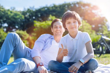 Neşeli çocuk onun boş zaman zaman açık havada zevk