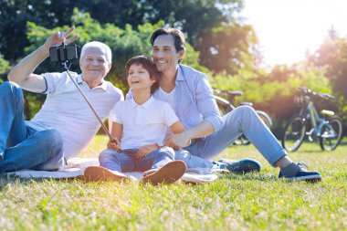 Çok güzel aile kendi kendine portre resim açık havada için poz