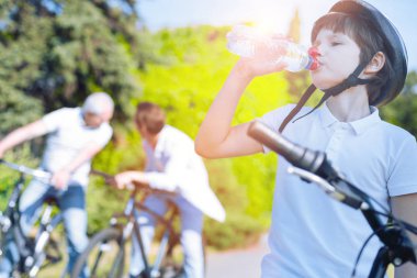 Bisiklet sürme sonra sportif çocuk içme suyu