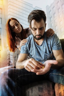 Depresif adam hapları arkadaşı endişeli duygu süre tutan