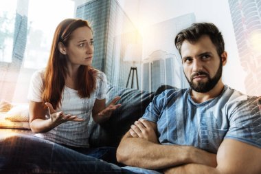 Duygusal kadın kayıtsız erkek arkadaşıyla konuşurken hareketlerini kullanma