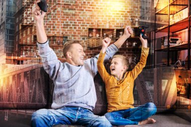 Heyecanlı akrabaları bir video oyunu onların zaferini kutluyor