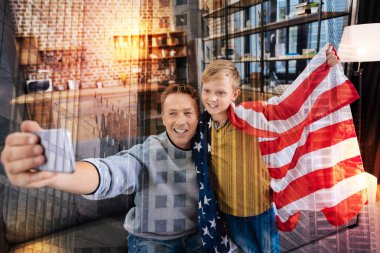 Amerikan bayrağı ile fotoğraf çekmek ve mutlu hissediyorum heyecan göçmenler