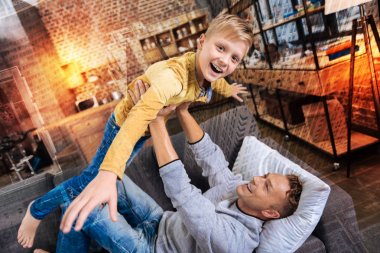 Gülümseyen çocuk babası gözaltında uçmaya çalışıyordu