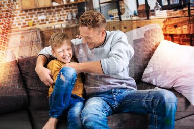 Pozitif çocuk gülümseyen babası onu gıdıklıyor gülüyor