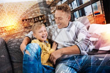 Neşeli oğlu sarılma ve onunla gülüyor genç adam