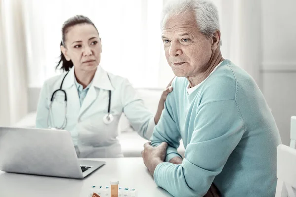 Ernstige diepe man zitten en denken artsen woorden. — Stockfoto