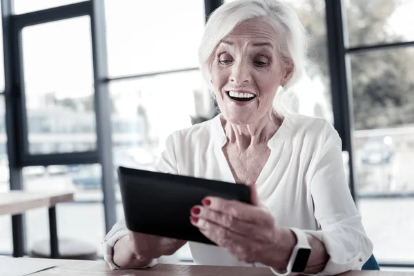Boldog idős asszony nézte videó — Stock Fotó