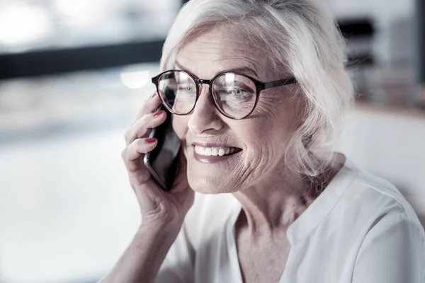 Retrato de mulher encantada que falando por telefone — Fotografia de Stock