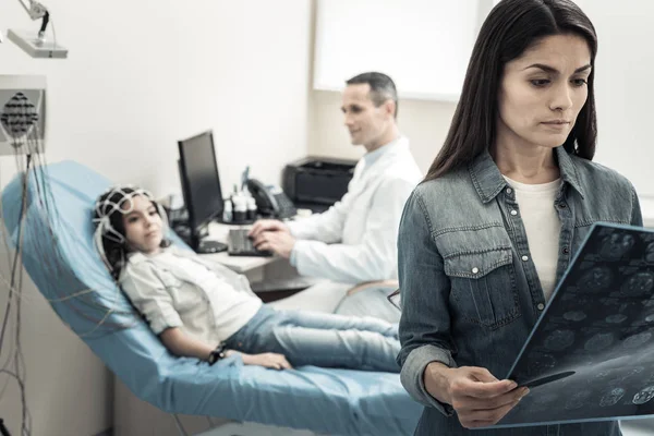 Güzel ciddi kadın X ray tarama arıyor