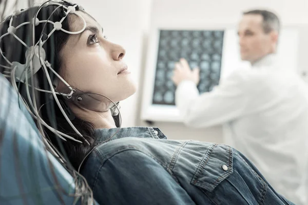 Bella giovane donna sottoposta a controllo medico — Foto Stock