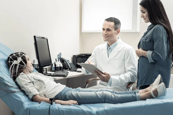 Glad trevlig läkare tittar på hans patient — Stockfoto