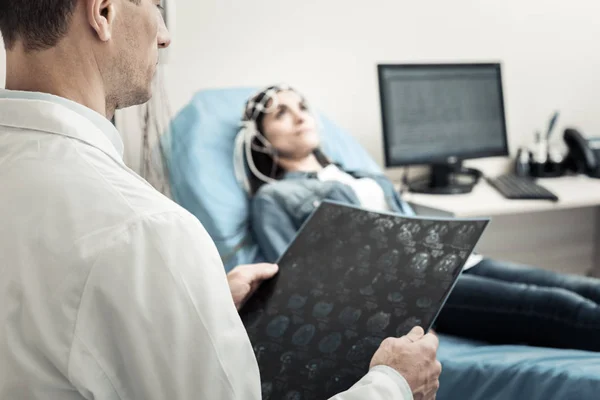 Leuk ervaren neuroloog zijn patiënten hersenen bestuderen — Stockfoto